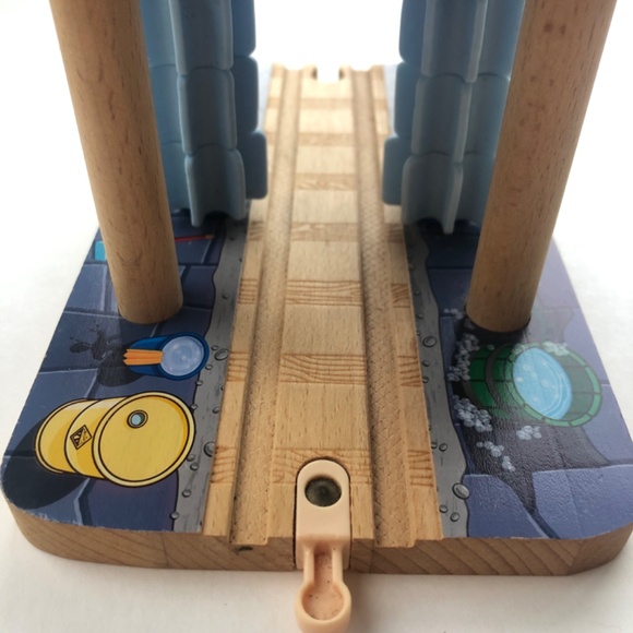 Thomas and Friends Wooden Railway Sodor Engine Wash Roll n’ Whistle Connor - Picture 9 of 16